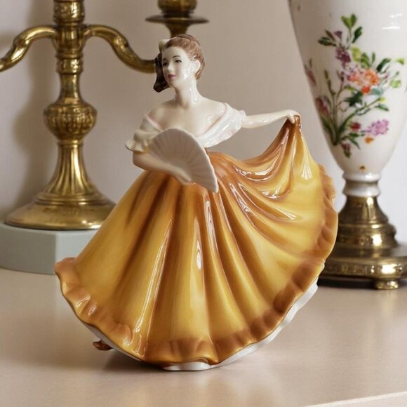 ROYAL DOULTON Pretty Ladies Madison - dancing with fan in gold - Picture 1 of 3